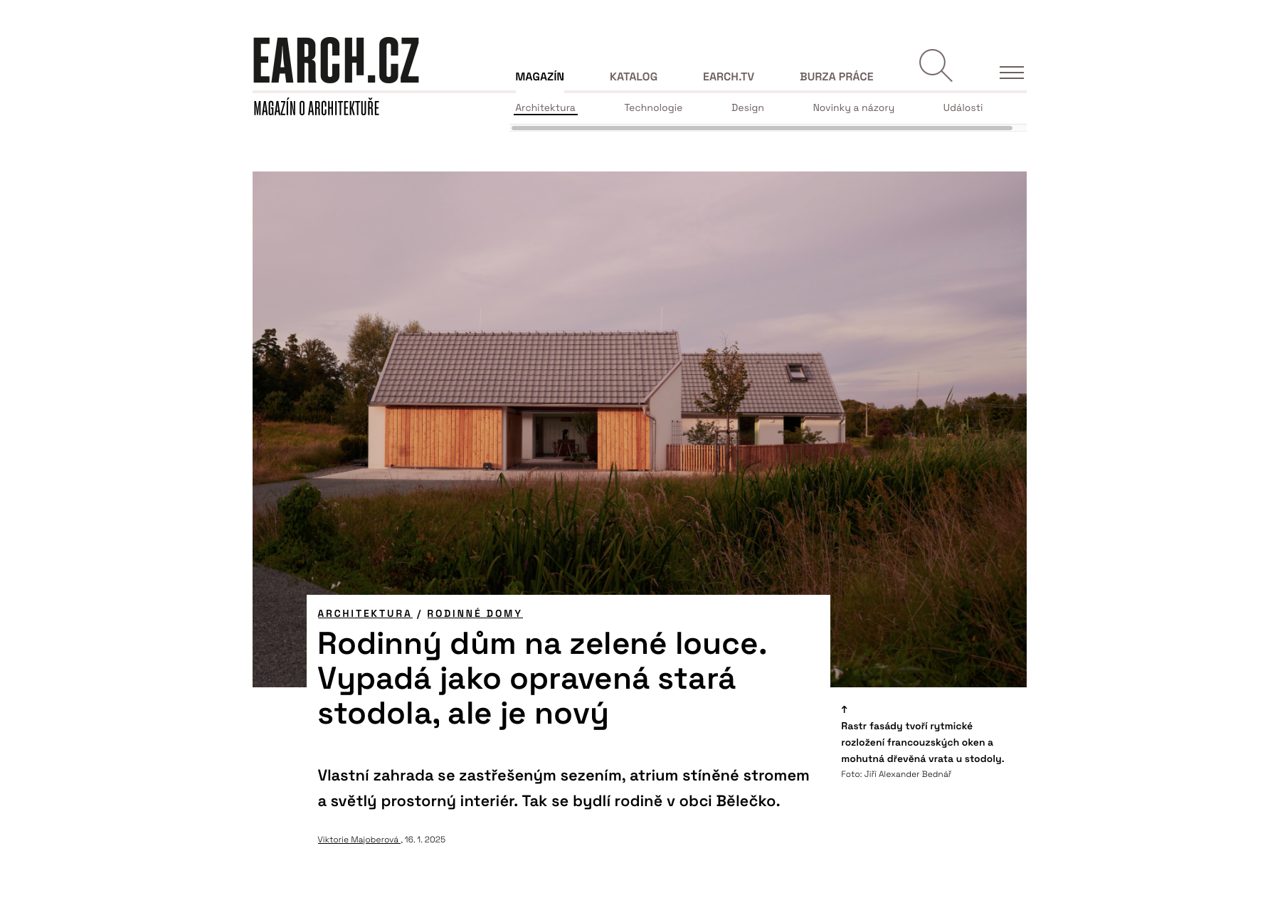 Rodinný dům na zelené louce. Vypadá jako opravená stará stodola, ale je nový